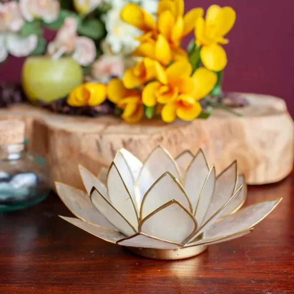 Sfeerlicht Lotus – Sfeerlicht Capiz – Naturel Goudrand – Theelichtjeshouder 15 x 15 cm boeddhisme