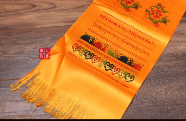 Katha – Tibetaanse Gebedssjaal – Oranje met Acht Gunstige Symbolen – 160 x 24 cm boeddha