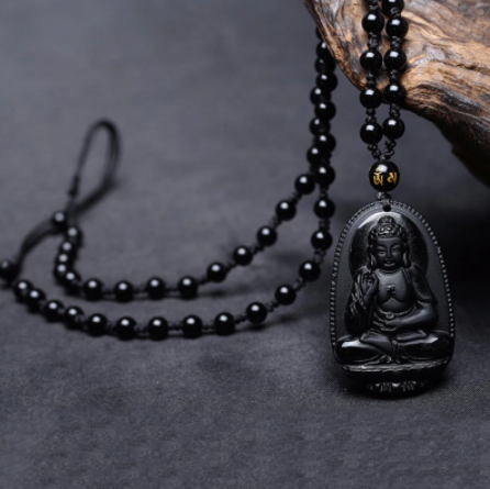 Boeddha Hanger – Zwart – Boeddha met in zijn rechterhand een tak van de Myrobalan plant – Medicijn Boeddha blauwe Boeddha