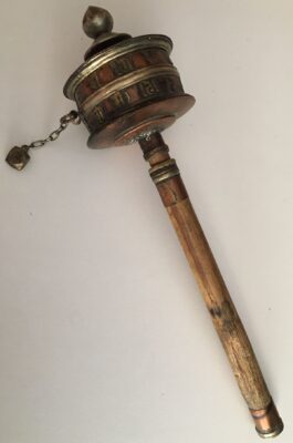 De Tibetaanse Gebedsmolen: Een Spiritueel Handmodel 1